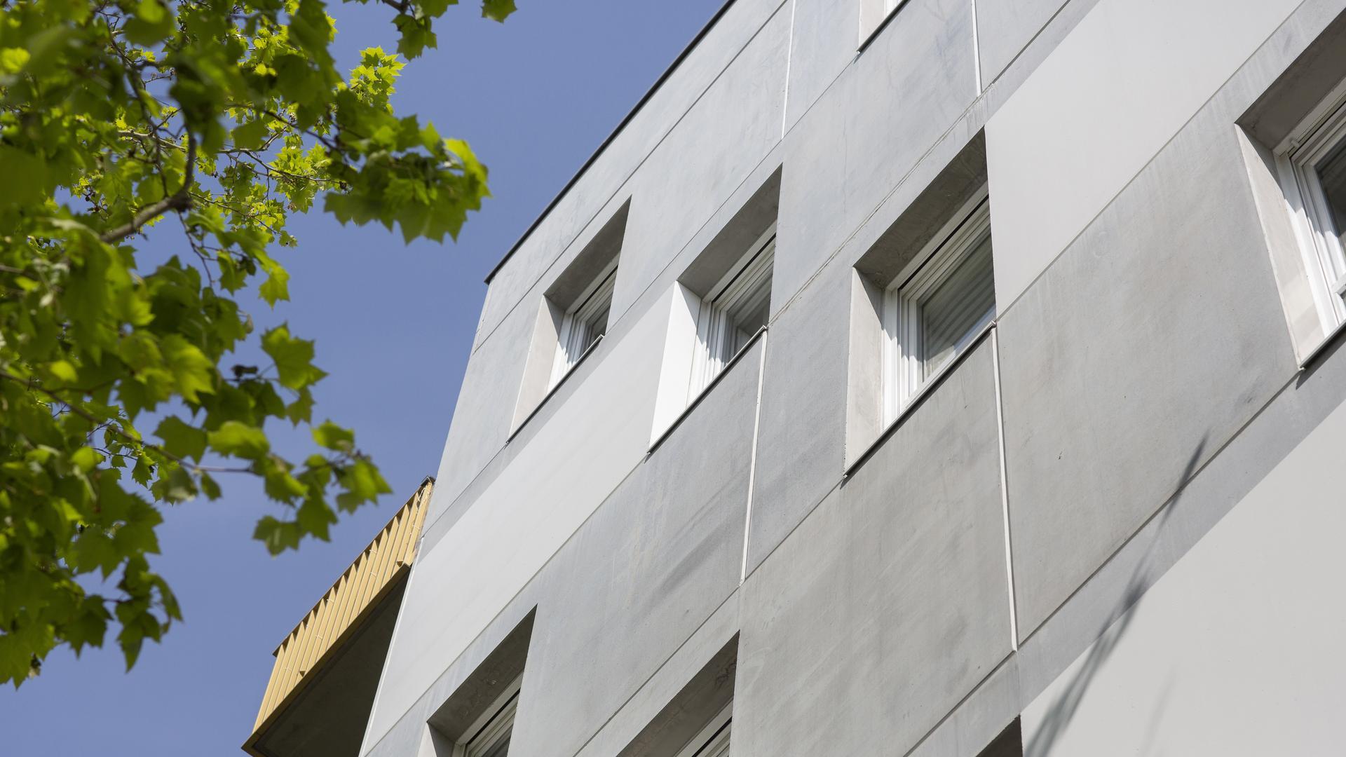 Textured and smooth concrete walls as eye-catchers