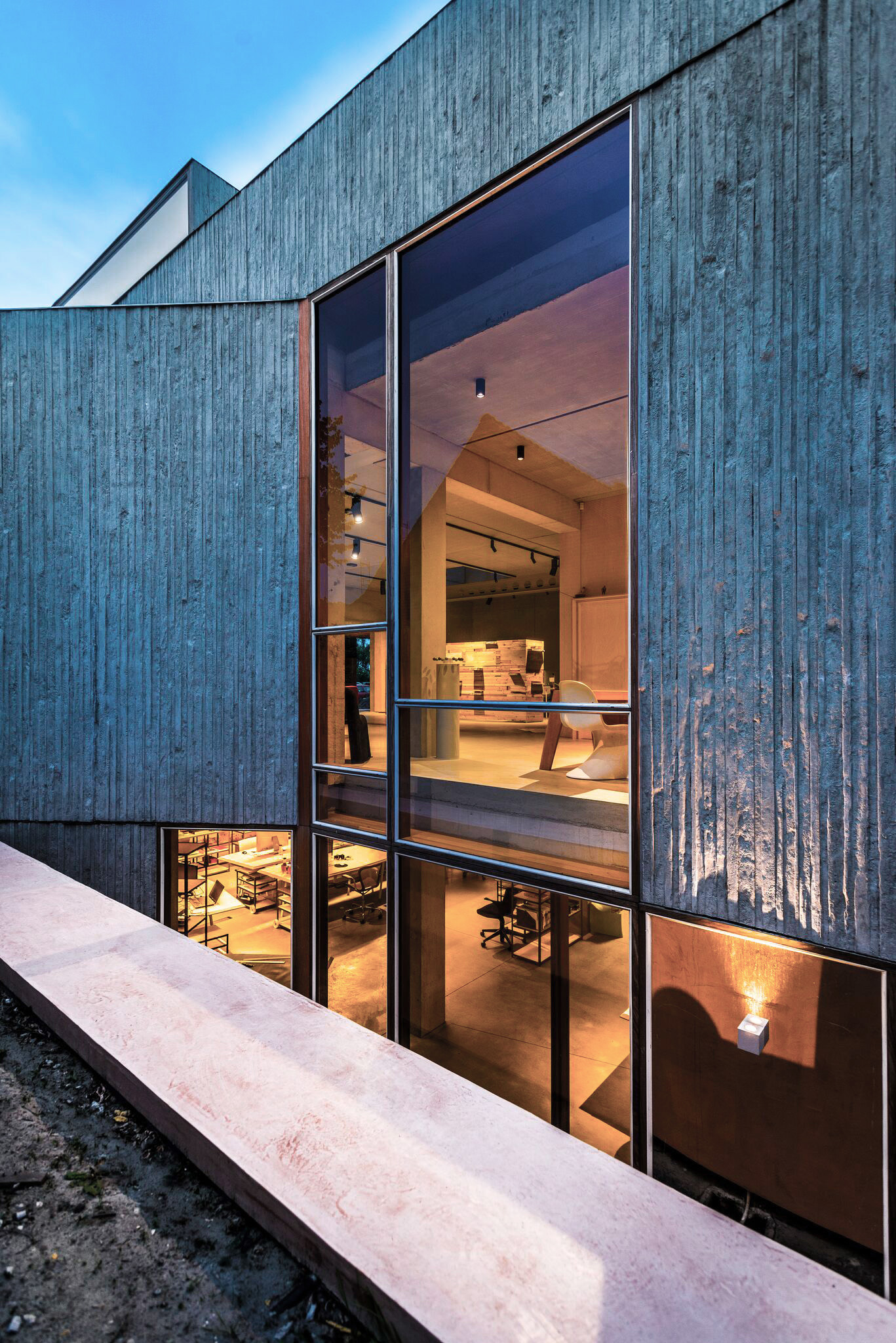 Un ensemble architectural avec des prémurs en béton structuré