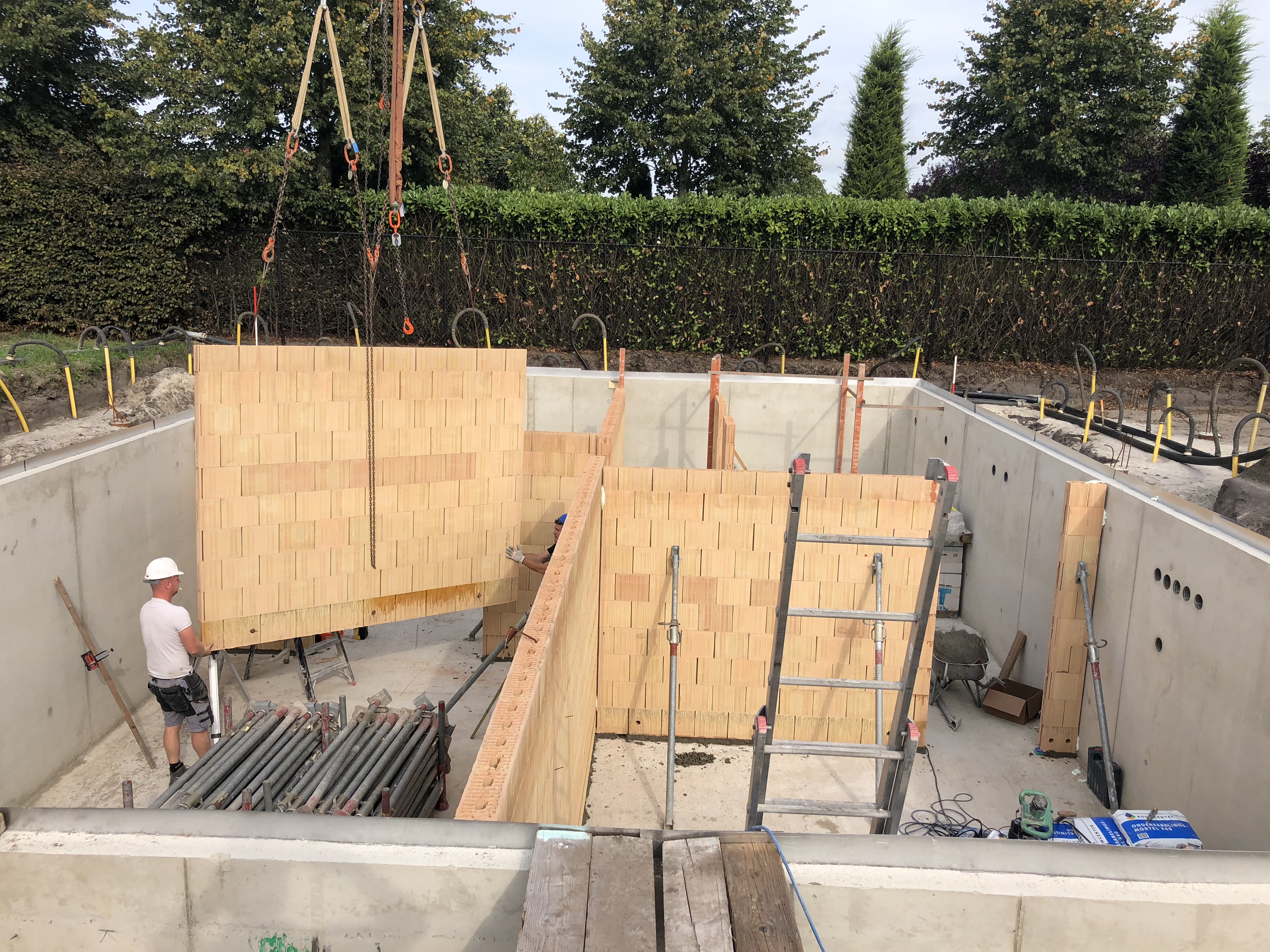 Brick precast walls for a home in Maden
